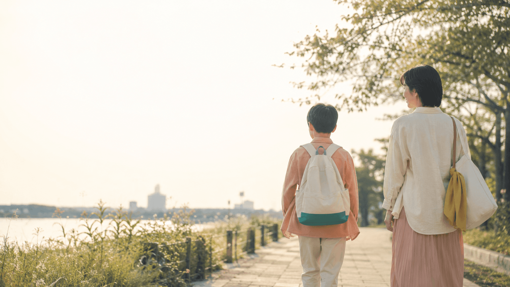 親子が並んで歩く後ろ姿