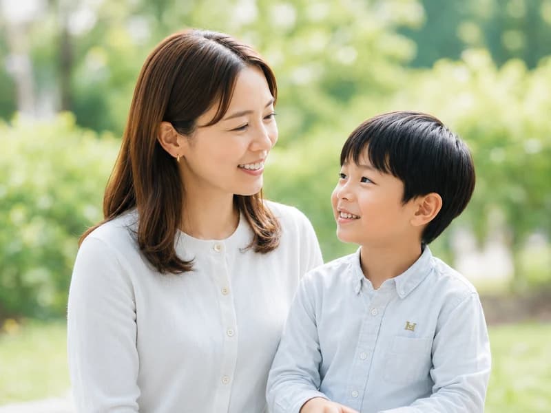 小学生の息子と寄り添う母親