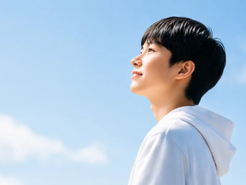 空を見上げる若い男性