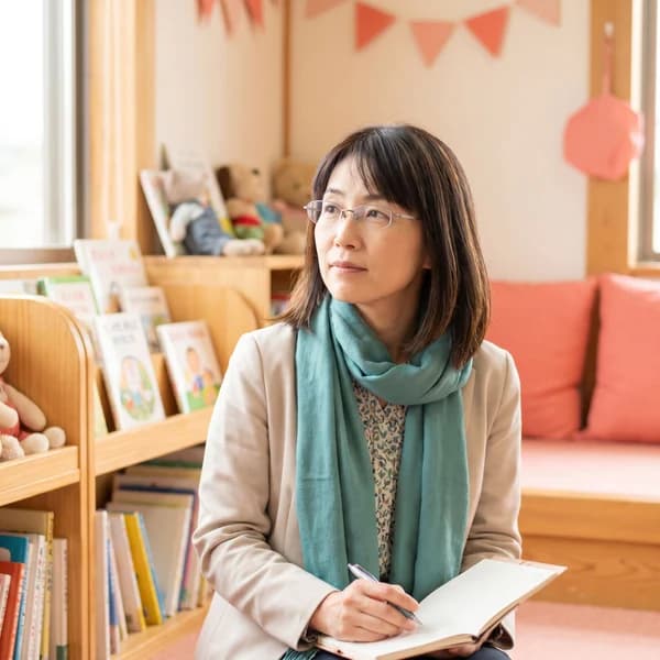思慮深い表情の女性(イメージ)