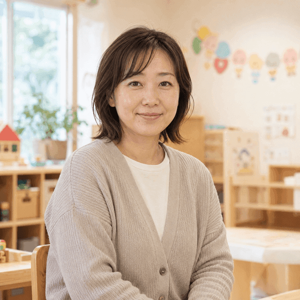 保育室で微笑む保育士の女性(イメージ)
